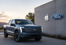 Ford избра Apple за технологичното бъдеще на новото поколение електромобили Електрически Ford пикап пред сграда с логата на Ford и Apple