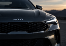 Kia обмисля собствен спортен флагман от ранга на Nissan GT-R Детайл от предната част на спортен автомобил Kia с LED фар и емблема на марката