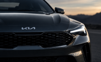 Kia обмисля собствен спортен флагман от ранга на Nissan GT-R Детайл от предната част на спортен автомобил Kia с LED фар и емблема на марката