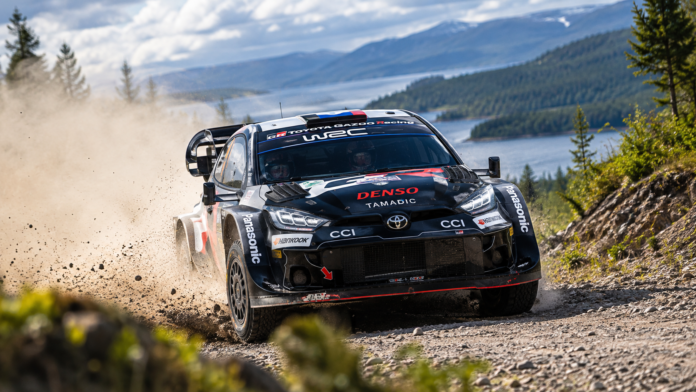 Рали автомобил Toyota Gazoo Racing в действие на макадамова отсечка